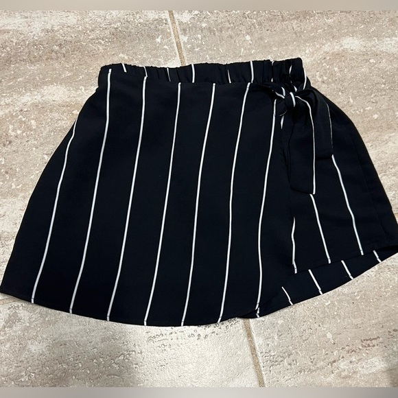 🖤CHARLOTTE RUSSE SUPER CUTE BLACK AND WHITE WRAP SKORT-EUC🖤SZ XS - Picture 3 of 11